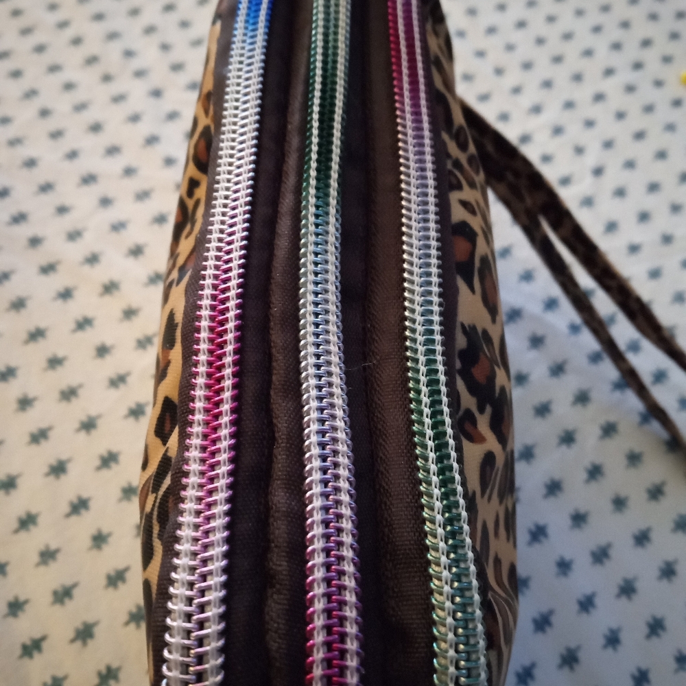 LEOPARD 3 ZIP WRISTLET WITH BEAUTIFUL RAINBOW ZIPPERS 8X5X3 IN